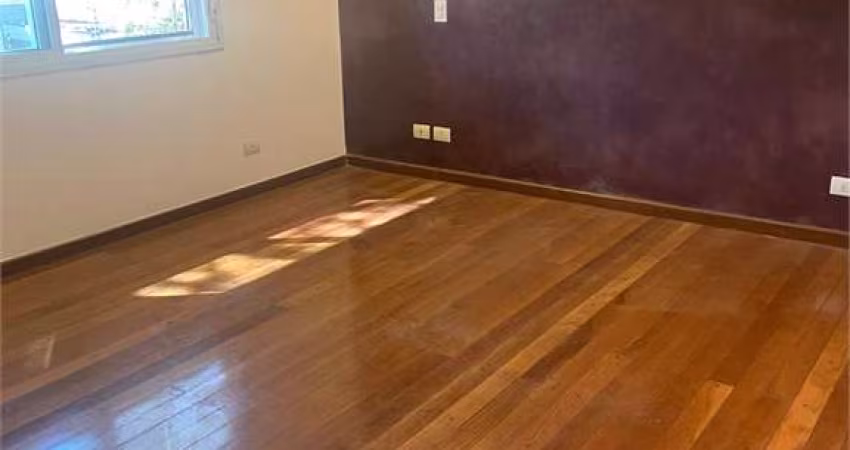 Sobrado a venda com 4 suítes, 2 vagas e 258m² em Moema