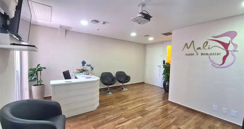 Sala comercial com 68m² 3 banheiros, montada para consultório, impecável e 2 vagas