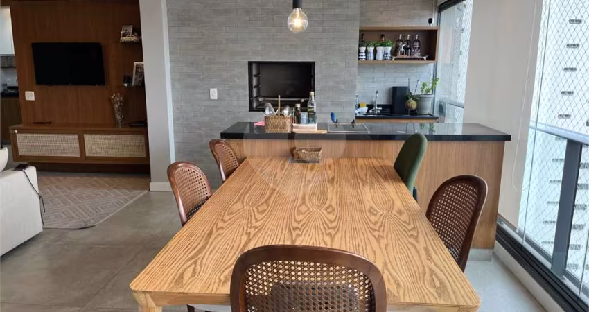 Apartamento à venda de 118 m² em Pinheiros com 3 dormitórios sendo 1 suíte e 2 vagas.