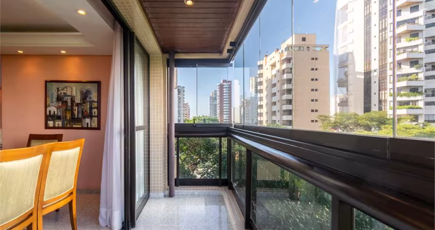 Apartamento à Venda no Campo Belo - 144m² 1 Suíte 3 Quartos 2 Vagas com Lazer