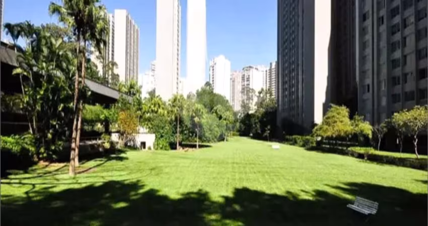 Belíssimo apartamento no Condomínio Portal do Morumbi. Condomínio Clube. 125 mil m² de área verde!