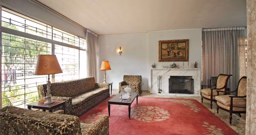 Casa no Jardim Luzitânia com 4 dormitórios e 4 vagas de frente para praça