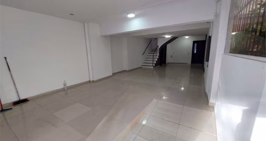 Amplo salão comercial, com dois banheiros, cozinha com coifa, com grande fluxo de carros e pedestres