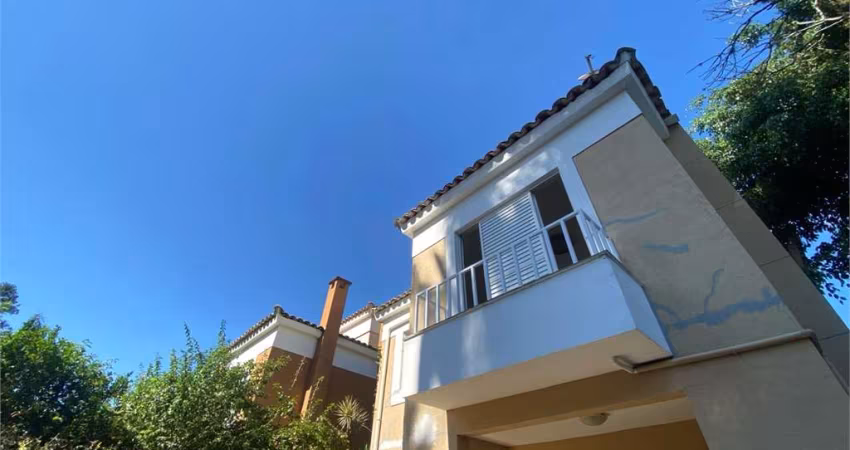 Sobrado em condomínio fechado, com 250 m2, 4 dormitórios (2 suítes) e 3 vagas no Alto da Boa Vista