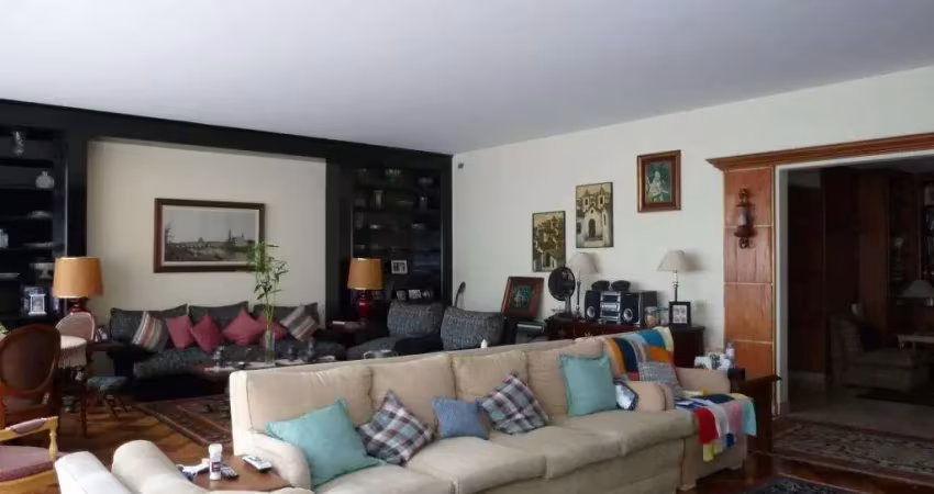 À moda antiga - construção sólida  em 367 m²  - edifico recuado.