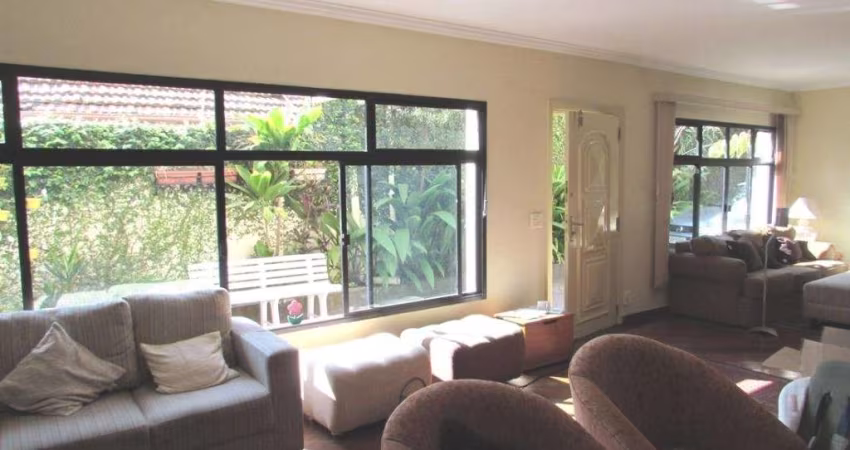 Casa tipo sobrado com 04 dormitórios e 03 suítes no Planalto Paulista.