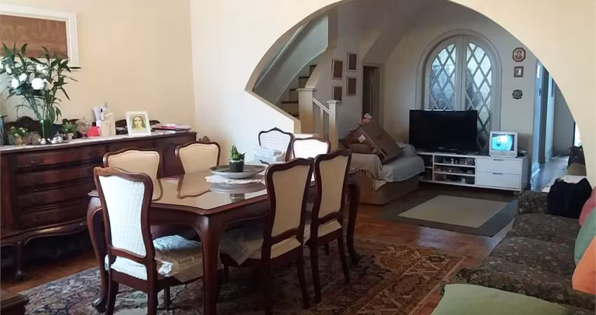 Casa espaçosa para reforma à venda – 318 m² de construção na região da Pacaembu!