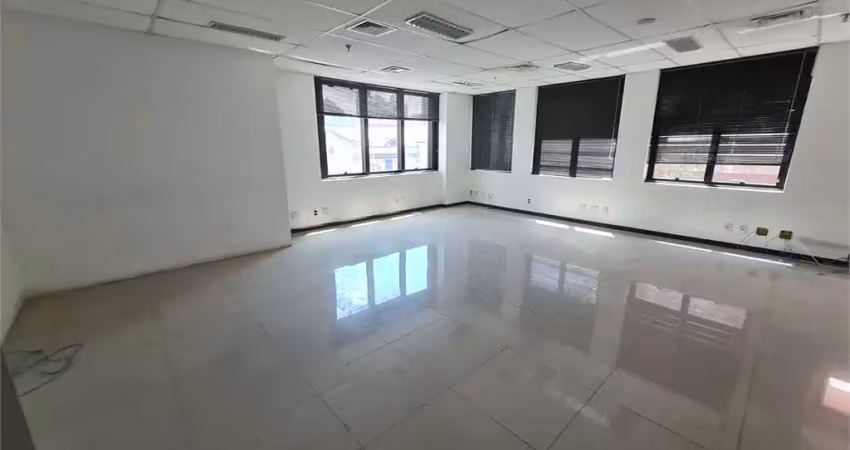 Sala ampla com 90 m² para locação em prédio de alto padrão nos jardins.