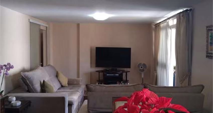 Apartamento duplex, espaçoso, ensolarado. Ideal para uma bela modernização.