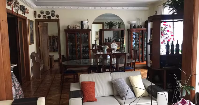 Apartamento de 345m2, 1 por andar.4 dormitórios (sendo 1 suite e 1 closet).