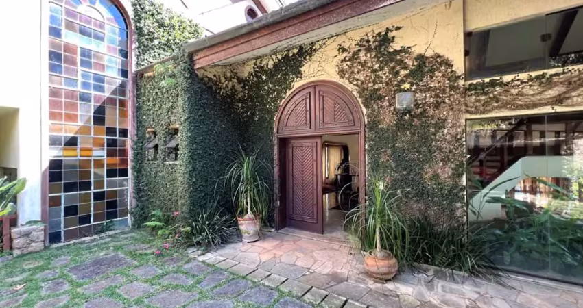 Casa de condomínio com 5 suítes mais um apartamento de hóspedes com lazer completo.