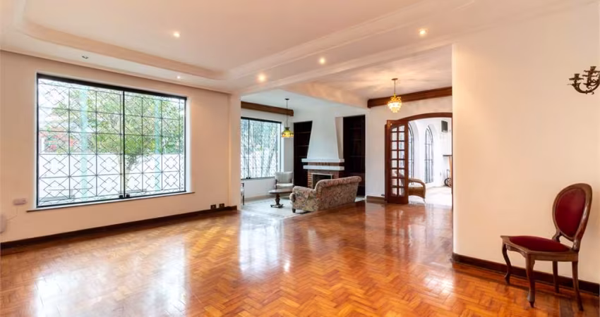 Casa Térrea à venda na Saúde c/285 m2 - Terreno de 392,50 m2 - 3 Quartos/2 Suítes/3 Vagas