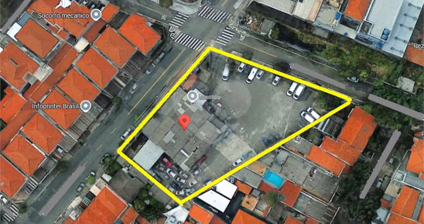 Terreno a venda de 2.266m² localizado a 600 m do Aeroporto de Congonhas e a 100 m da Av. dos Bandeirantes.
