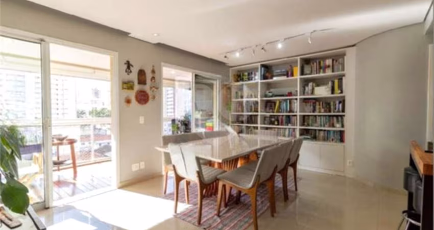 Espaçoso Apartamento de 3 Quartos com Suíte e 3 Banheiros e 2 vagas de garagem!