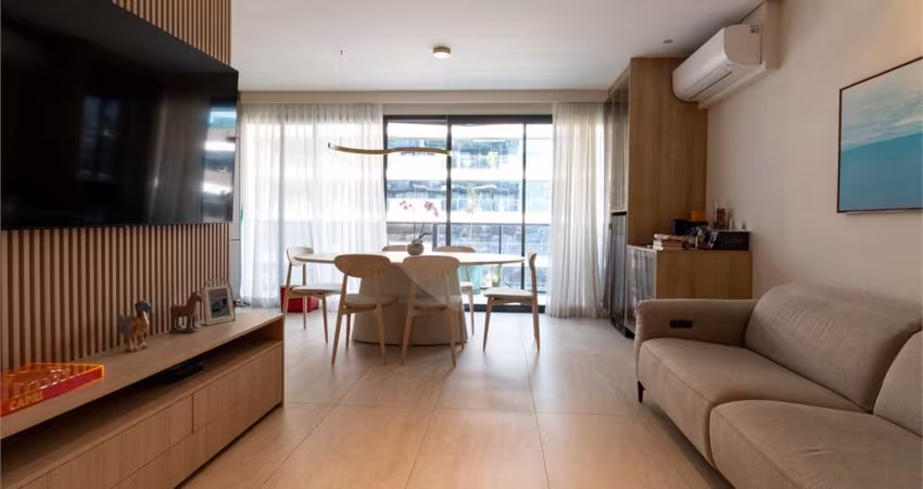 Duplex com 1 suíte, sala com varanda e cozinha gourmet integrada, lavabo, 1 vaga na Vila Olímpia