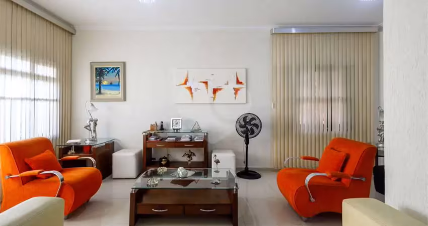 Sobrado com 4 dorm. 3 suítes, sala com 3 ambientes, piscina aquecida, sauna e vaga para 9 carros.