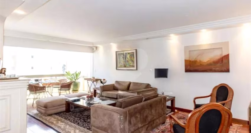 Apartamento 240m² à Venda Moema - 3 Suítes 4 Quartos com Lazer
