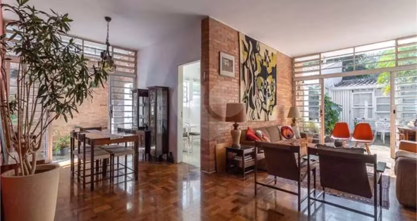 Casa térrea pacaembu 360m2 de terreno e belo jardim !