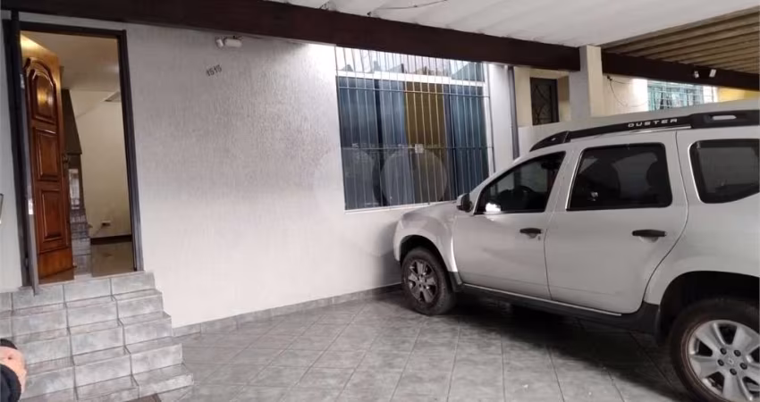Sobrado Lindo. Com 3 Dormitórios, Garagem para 2 carros, Dependências de Empregados. Reformada.