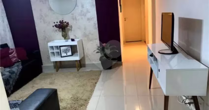 Apartamento Mobiliado com bom gosto. Com 3 dormitórios, ampla sala, 2 ambientes em Andar térreo!!