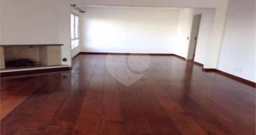 Espaço de 210 m2 úteis! Varanda na Sala  e nos  4 Dormitório! Próximo  Av Paulista e Metrô Paraíso!