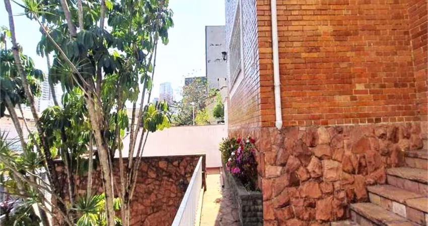 Sobrado à venda, em Perdizes. 3 dormitórios, 2 vagas, 450m² de terreno.