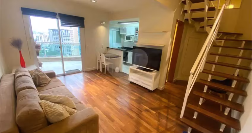 Apartamento duplex mobiliado, com 70 m2, terraço e 2 vagas, para locação em Moema