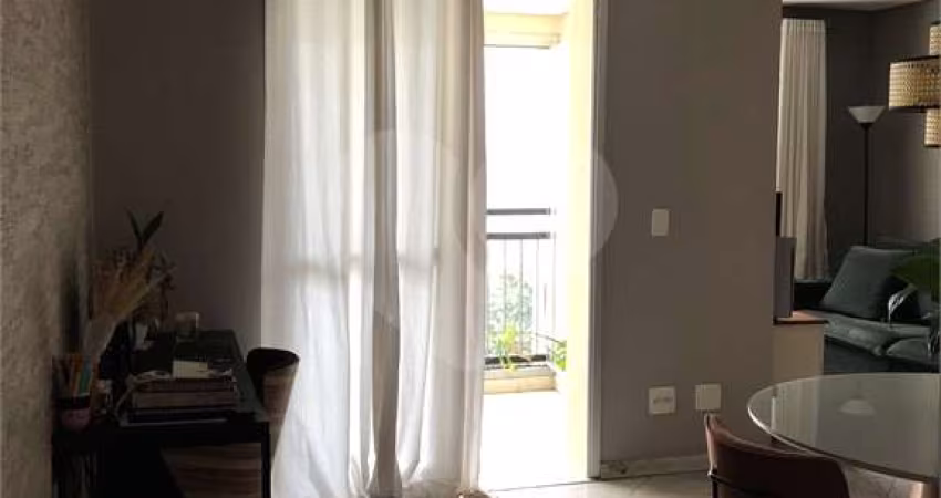 Excelente Cobertura Duplex com Planta ampla e bem distribuída em sala para dois ambientes. Reformada