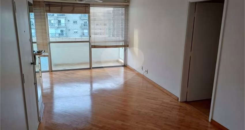 Apartamento de 3 dormitórios e 2 vagas em Moema Pássaros