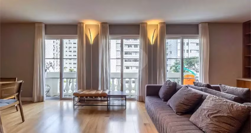 Apartamento com reforma impecável em rua tranquila no Itaim