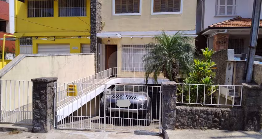 Sobrado no Planalto Paulista, bem localizado e com Edícula. Oportunidade Imperdível.