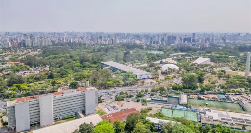 Cobertura à venda de 350m² com 4 dormitórios, 3 suites, 5 banheiros e 6 vagas