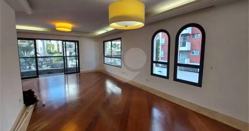 Apartamento a venda em moema, fora de rota com 3 vagas.