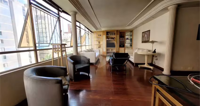 Apartamento conservado em rua tranquila no itaim bibi