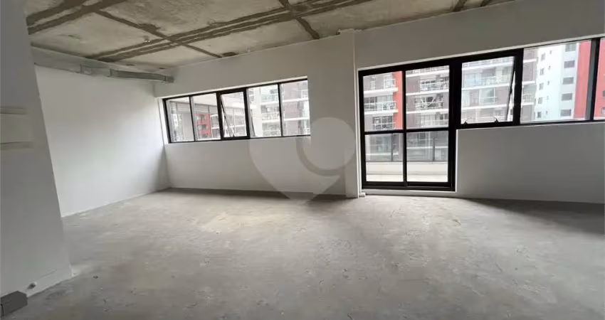 Sala comercial 78 m2 2 banheiros 2 vagas com ar, novo em prédio icônico