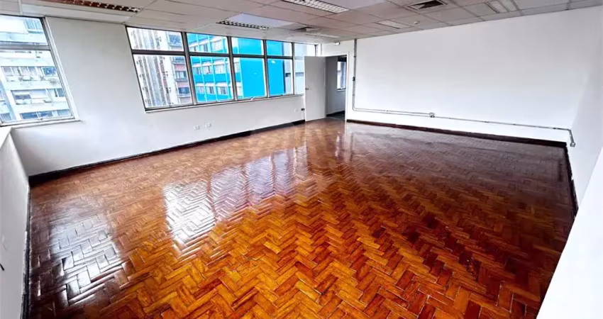Conjunto comercial com 328m2 com 06 salas e 05 vagas de garagem