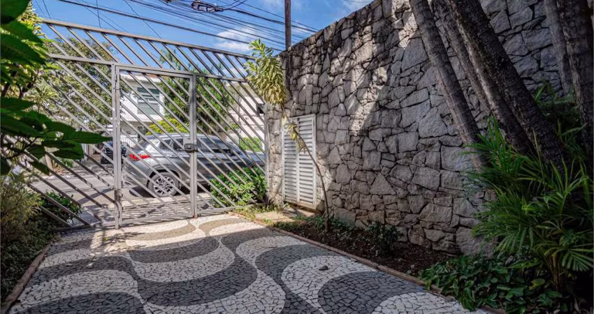 Excelente Casa no Planalto Paulista, assinado pelo arquiteto Mauricio Kogan. Com Piscina. Imperdível