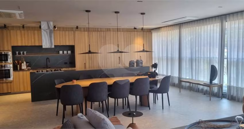 Apartamento á venda no Jardim Paulista a 250 m do Parque Ibirapuera - 3 suítes, 3 vagas, com varanda