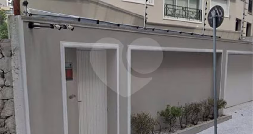 Sobrado na Vila Mariana – 485m² | 3 Suítes | Piscina | 7 Vagas de Garagem
