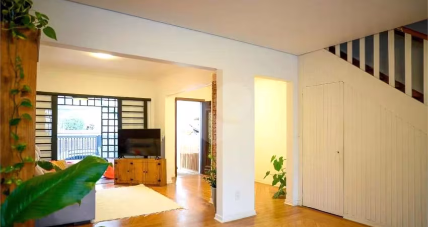 Sobrado com 4 quartos sendo 2 suítes, sala ampla com cozinha integrada, área de lazer e jardim