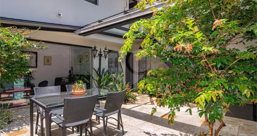 CASA REFORMADA NO CAMPO BELO; 339M2, 4 DORMS, SENDO 1 SUÍTE; ESPAÇO GOURMET, ESCRITÓRIO, 3 VAGAS