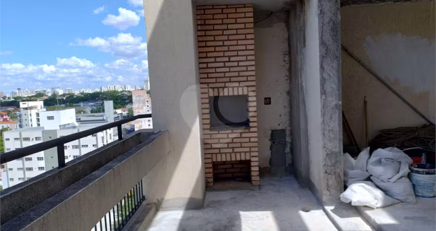 Cobertura Duplex  em Moema, 3 quartos sendo 3 suítes, 3 vagas, 3 salas.,  Precisa de reforma total.