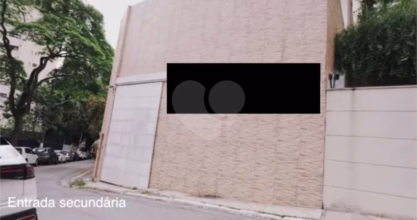 Localizado em Moema, este amplo espaço comercial oferece 800 m² com entrada em duas ruas! Único na Região!