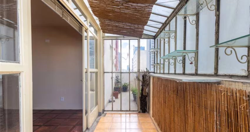 Pinheiros! Apartamento 104m², 2 dorms, varandão, andar alto e 2 vagas fixas