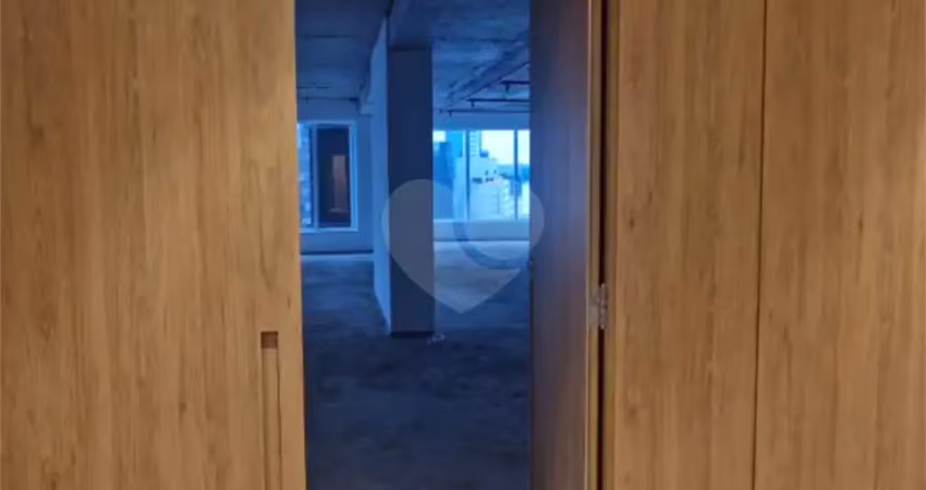 Seu negócio no coração de pinheiros, em amplo e iluminado salão com varanda