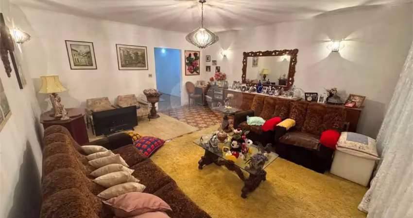 Este lindo sobrado está à venda e tem 03 suítes, 02 com armários embutidos, 01 com pequeno closet e 01 com banheira!