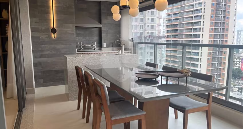 Apartamento à venda de 131 m² na Vila Mariana com 3 suites e 2 vagas de garagem.