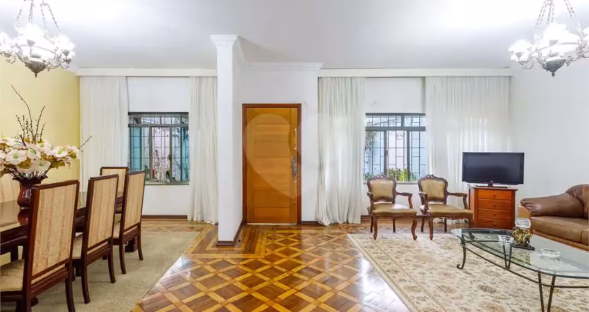 Sobrado de 400m2 de área útil, 6 dormitórios, living 4 ambientes, quintal, 6 vagas, no planalto.