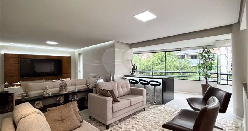 Ótimo apartamento com 162m², 3 suítes, 3 vagas, planta original com 4 dormitórios.