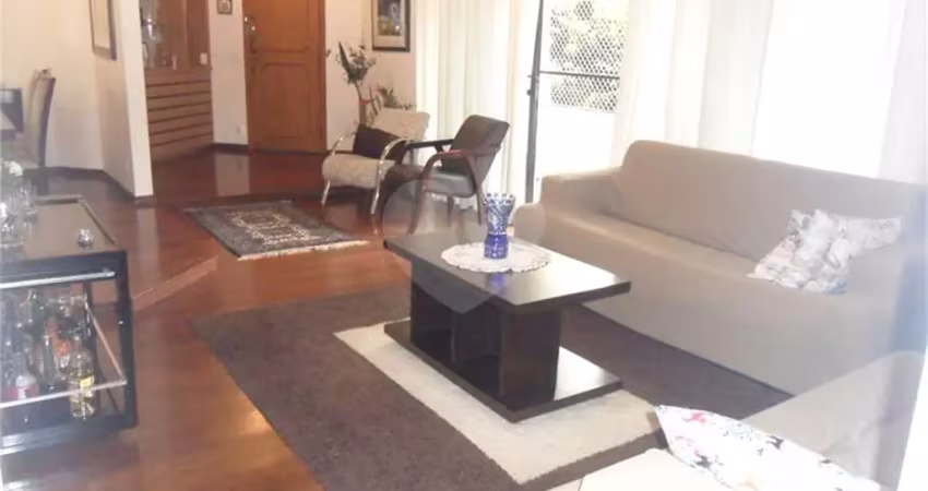 Apartamento com 155 m2 em rua tranquila e arborizada , 3 dormitórios, sendo 1 suite e 2 vagas